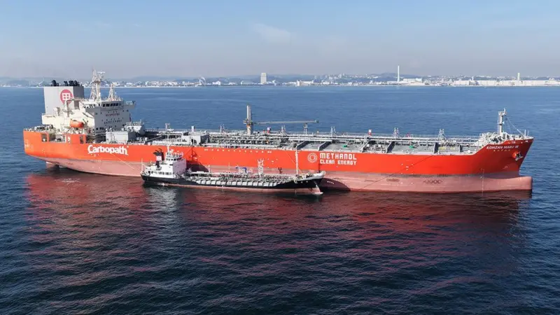 methanol fuel being transferred from the Eika Maru to the Kohzan Maru VII