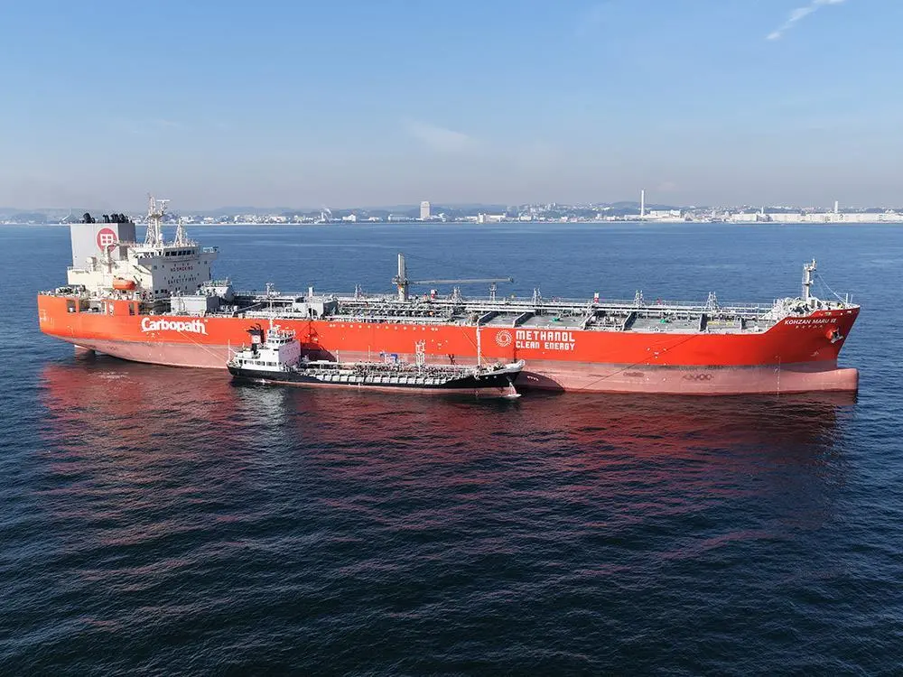 methanol fuel being transferred from the Eika Maru to the Kohzan Maru VII