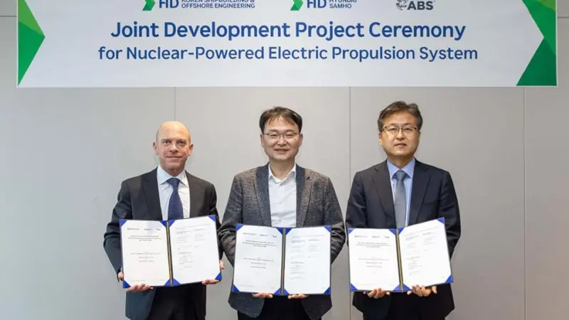 (l-r) Matthew Mueller, ABS VP, Regional Business Development; Hak-mu Shim, HD HSHI EVP and Byung-hun Kwon, HD KSOE EVP