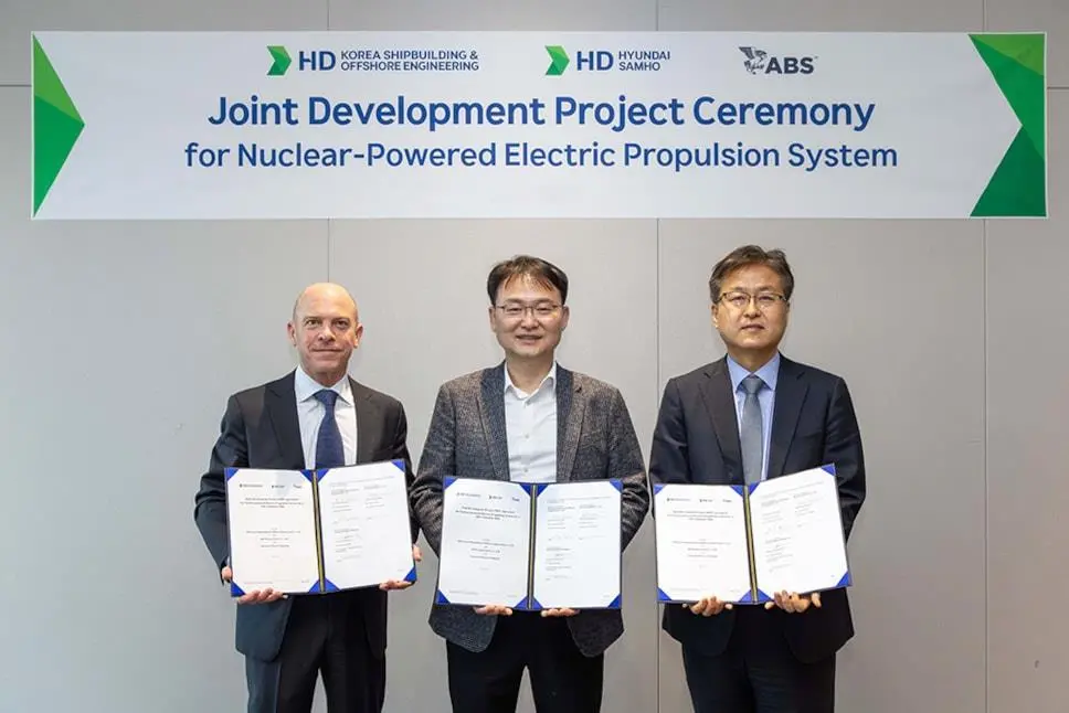 (l-r) Matthew Mueller, ABS VP, Regional Business Development; Hak-mu Shim, HD HSHI EVP and Byung-hun Kwon, HD KSOE EVP
