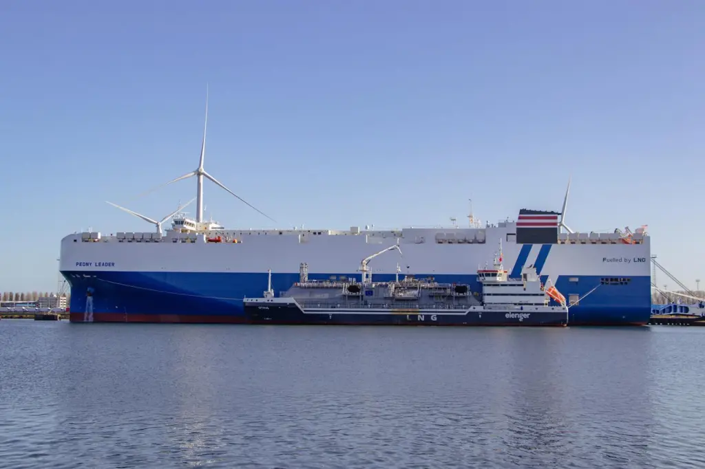 Ship taking on LNG in ship-to-ship bunkering