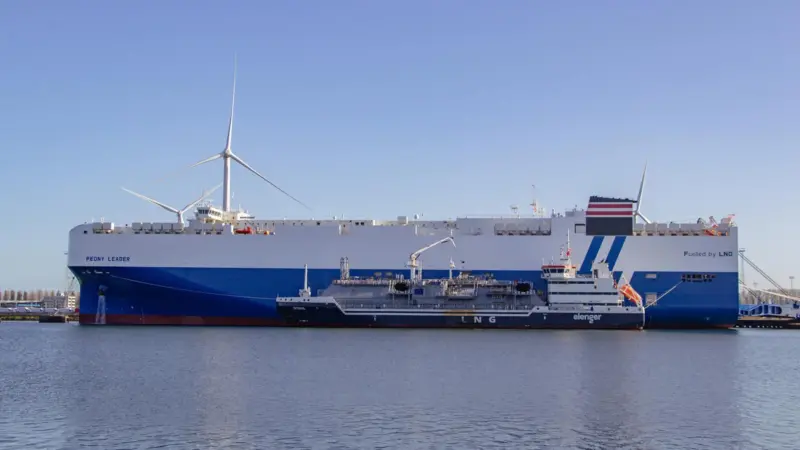 Ship taking on LNG in ship-to-ship bunkering