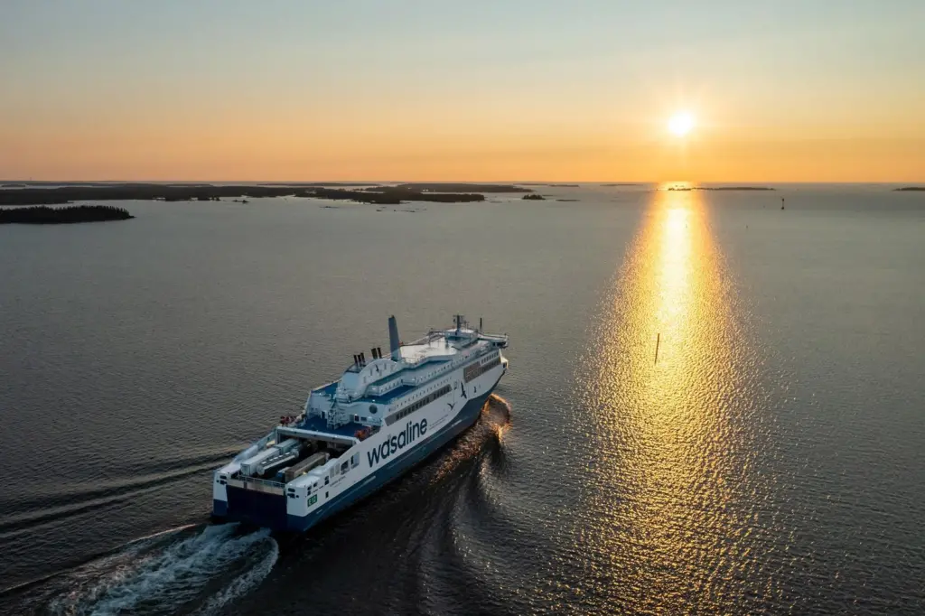 Aurora Botnia at sunset