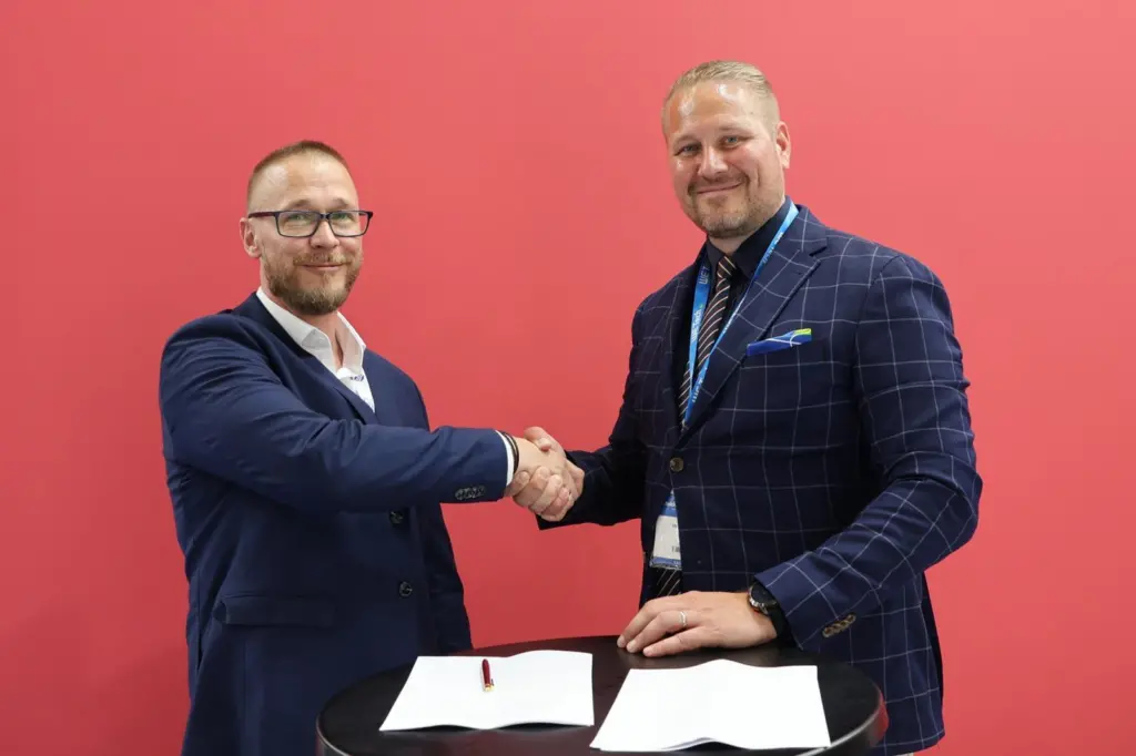 Thomas Andreassen, global business development manager, Everllence (left) and Henri Kinnunen, CEO WE Tech Solutions, at the signing of the MoU at Posidonia