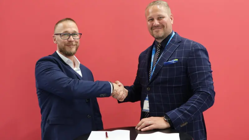 Thomas Andreassen, global business development manager, Everllence (left) and Henri Kinnunen, CEO WE Tech Solutions, at the signing of the MoU at Posidonia