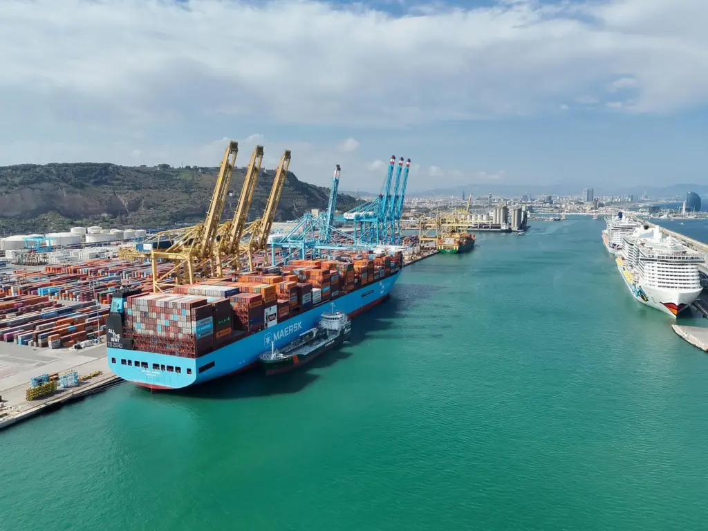 The fuel supply vessel Bahía Candela and the container ship Antonia Maersk during a bioethanol bunkering at the Port of Barcelona