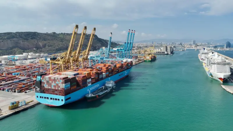 The fuel supply vessel Bahía Candela and the container ship Antonia Maersk during a bioethanol bunkering at the Port of Barcelona