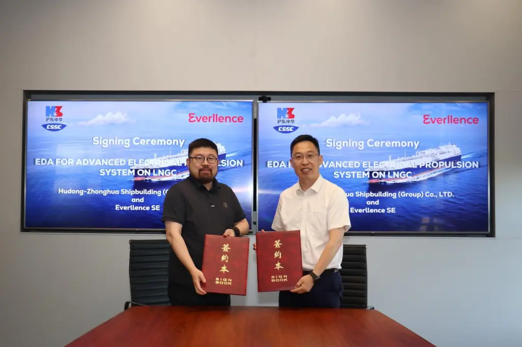 Pan Ke, head of sales & projects, Four-Stroke Everllence China and Yang Chunhua, technical centre deputy director Hudong-Zhonghua