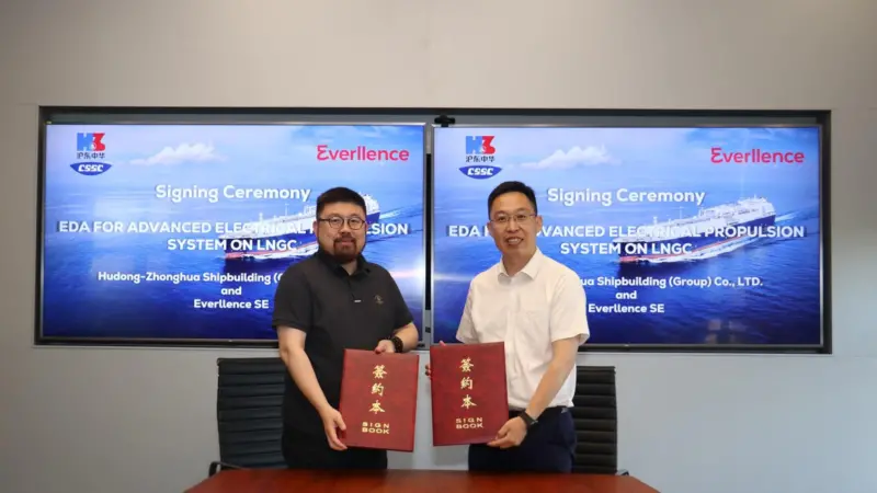 Pan Ke, head of sales & projects, Four-Stroke Everllence China and Yang Chunhua, technical centre deputy director Hudong-Zhonghua