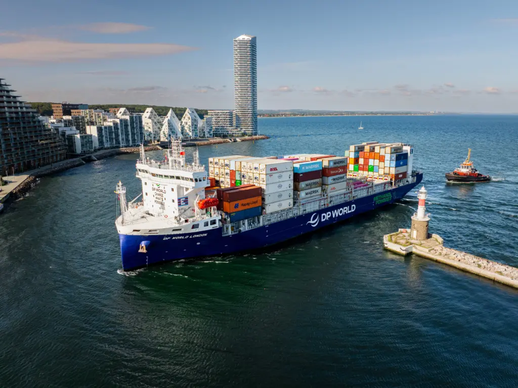'DP World London' approaching Aarhus Port