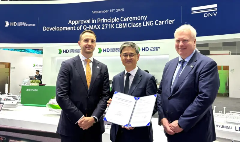 (l-r) Martin Cartwright, Global Business Director - Gas Carriers & FSRUs, DNV; Hong Ryeul Ryu, Senior EVP & CTO at HD HHI and Vidar Dolonen, Regional Manager for Korea & Japan, DNV