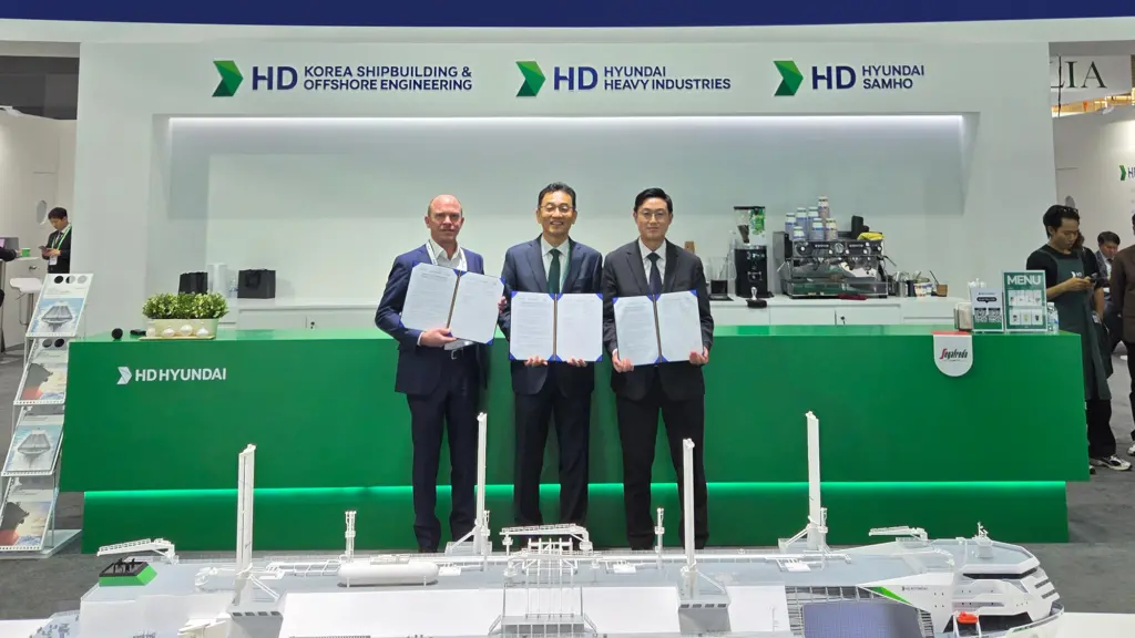 (l-r) Matthew Mueller, ABS VP, North Pacific Business Development; Chang Kwangpil, HD KSOE senior EVP and CTO and Mingi Kim, Siemens Digital Industries Software Sr. Enterprise sales manager